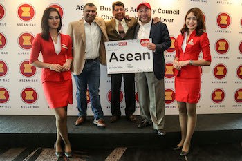 L-R: Two flight stewardesses with (L-R) Tony Fernandes; Tan Sri Munir Abdul Majid., Asean-BAC Malaysia. chairman; Datuk Kamarudin Meranun, AirAsia executive chairman