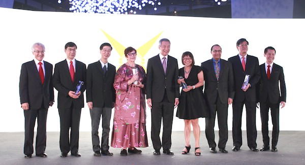 Yeoh Siew Hoon (fourth from right) and the other award recipients with Singapore Prime Minister Prime Minister Lee Hsien Loong (figth from right)